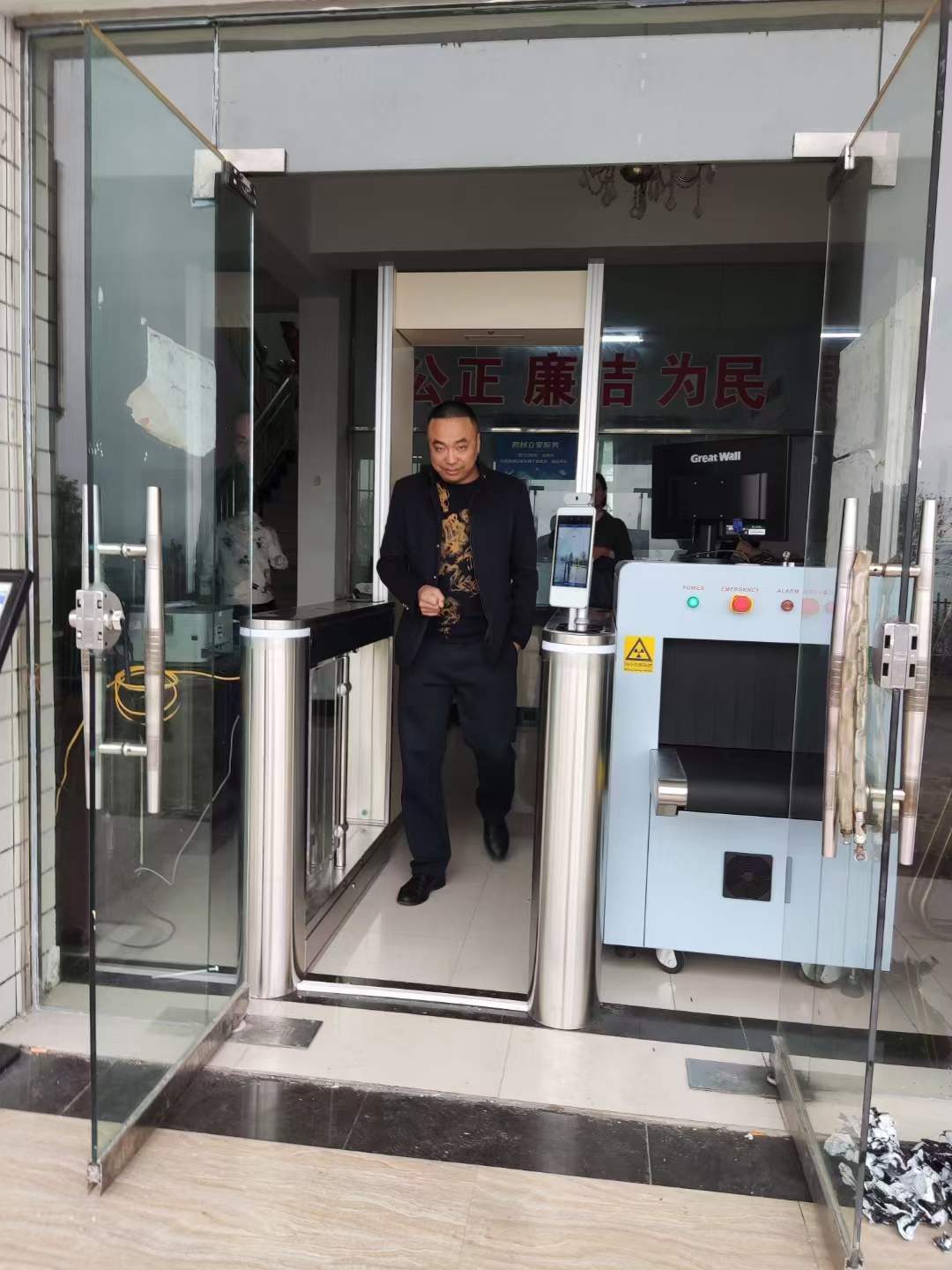 法院新开律师码绿色通道，启用“律师一码通”快速通行